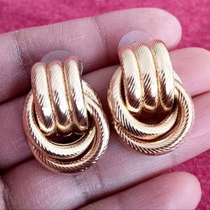 Elegant Gold-Knot Earrings